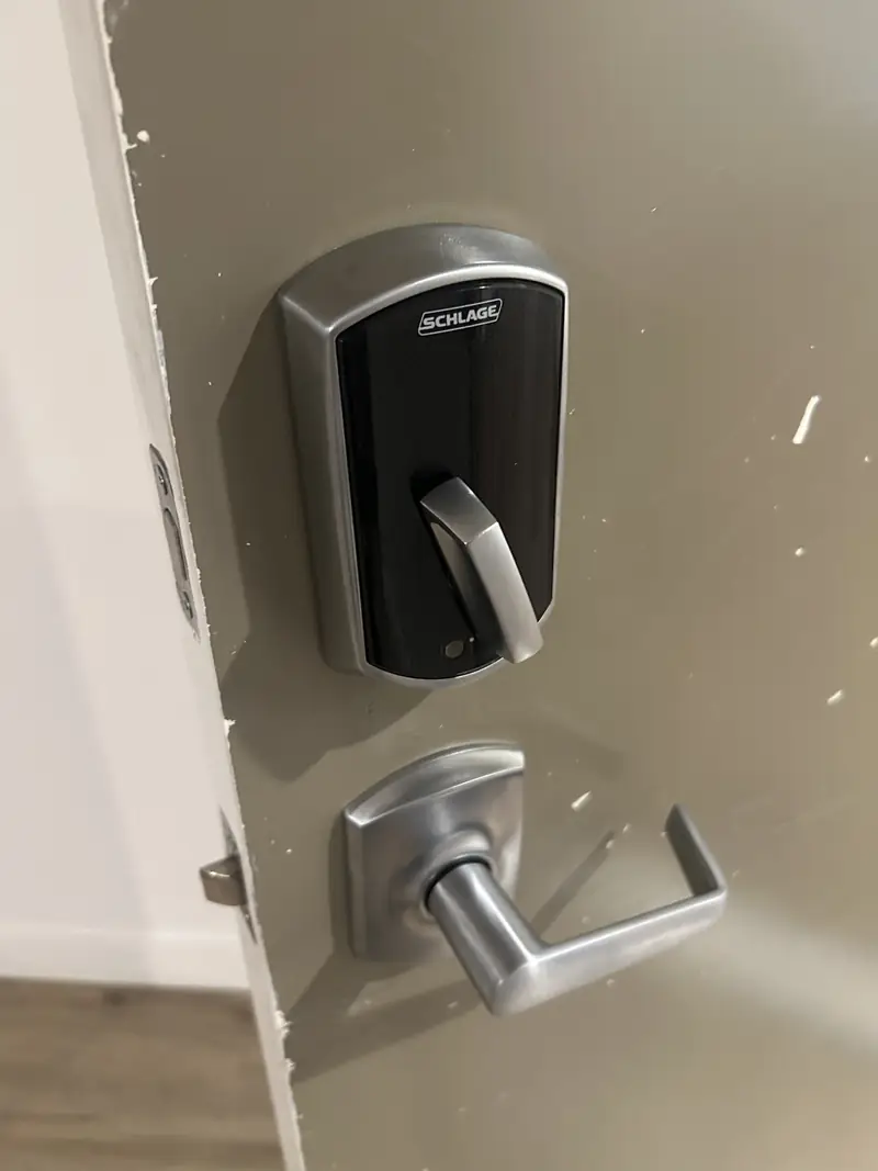 Electronic lever lock on a commercial office door